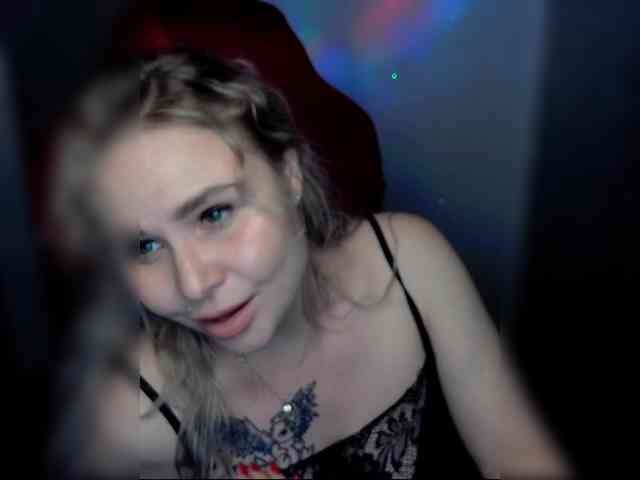 YourFunnyBlondiee webcam