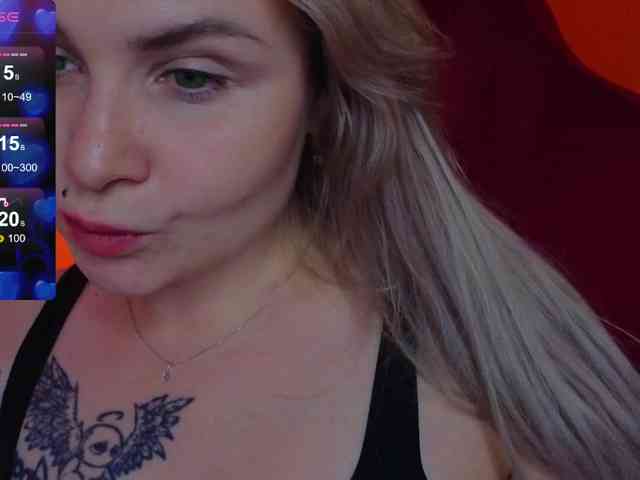 YourFunnyBlondiee webcam