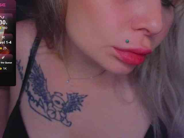 YourFunnyBlondiee webcam