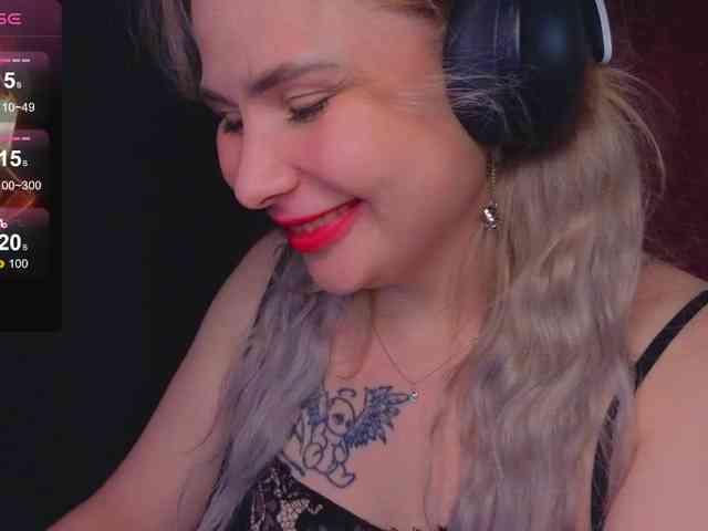 YourFunnyBlondiee webcam