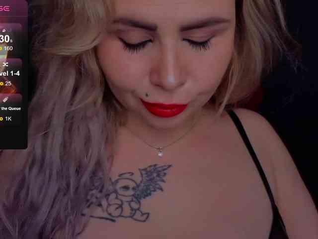YourFunnyBlondiee webcam