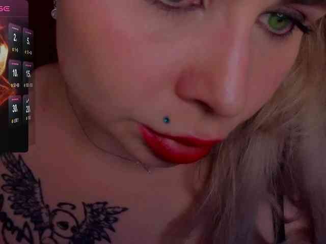 YourFunnyBlondiee webcam