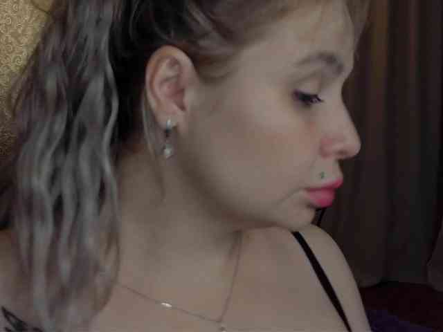 YourFunnyBlondiee webcam