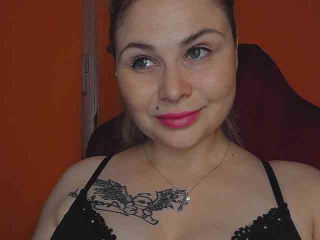 YourFunnyBlondiee webcam