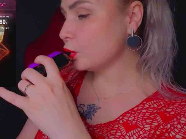 YourFunnyBlondiee webcam