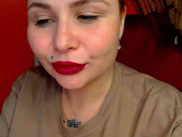 YourFunnyBlondiee webcam