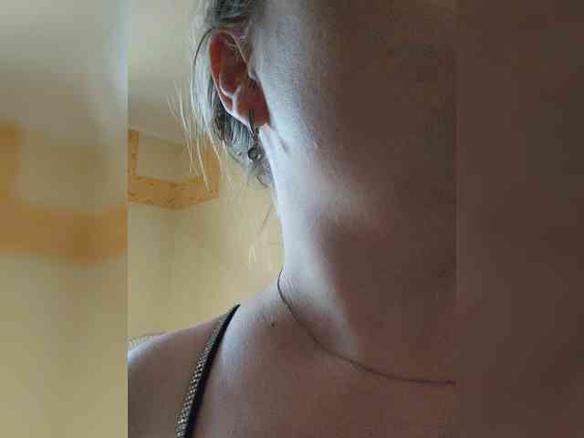 YourFunnyBlondiee webcam