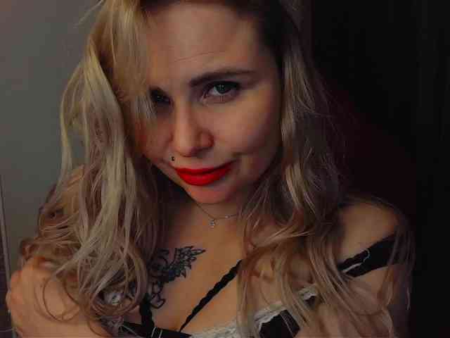 YourFunnyBlondiee webcam