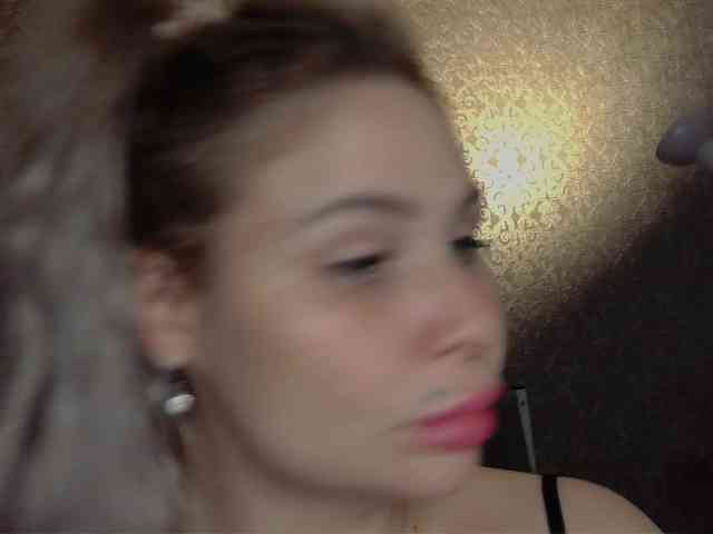 YourFunnyBlondiee webcam