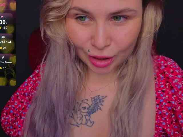 YourFunnyBlondiee webcam