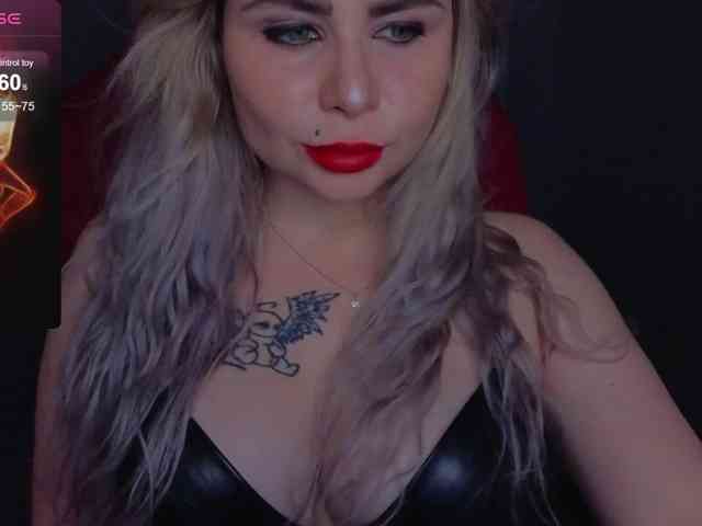 YourFunnyBlondiee webcam