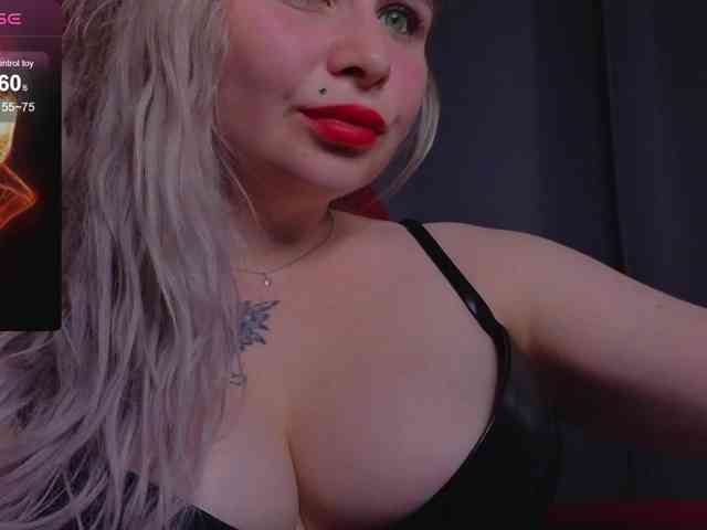 YourFunnyBlondiee webcam