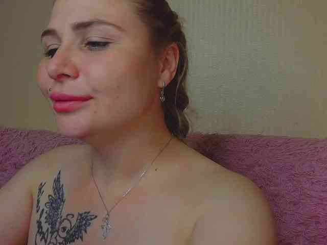 YourFunnyBlondiee webcam