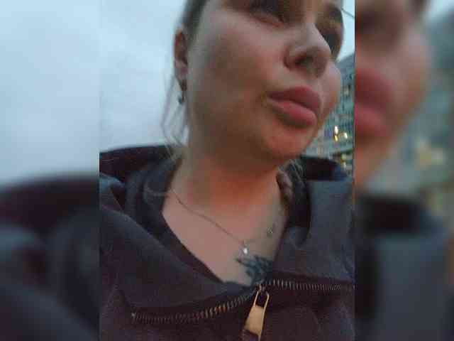 YourFunnyBlondiee webcam