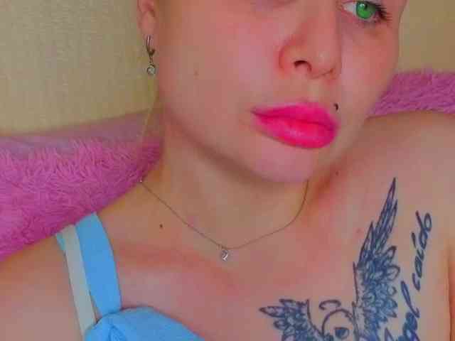 YourFunnyBlondiee webcam