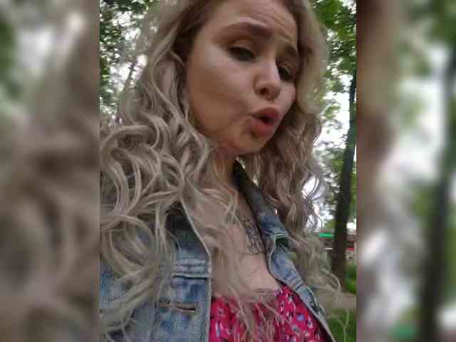 YourFunnyBlondiee webcam
