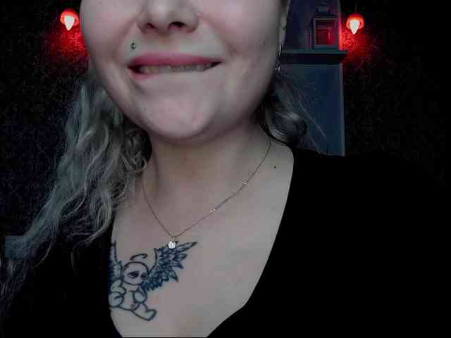 YourFunnyBlondiee webcam