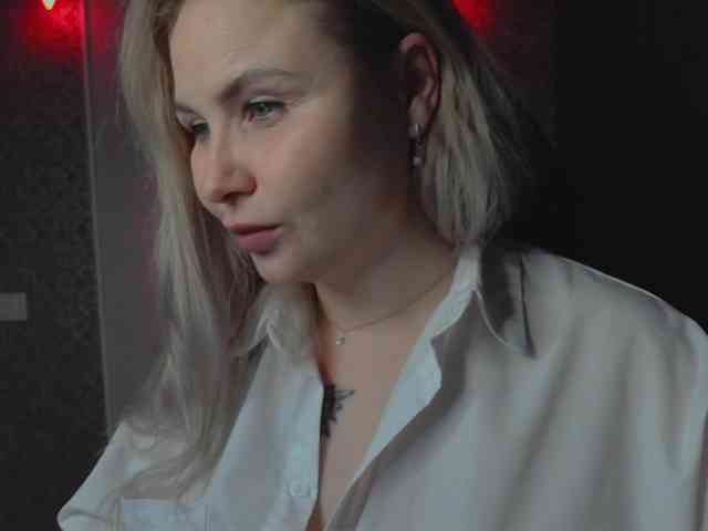 YourFunnyBlondiee webcam