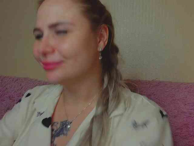 YourFunnyBlondiee webcam