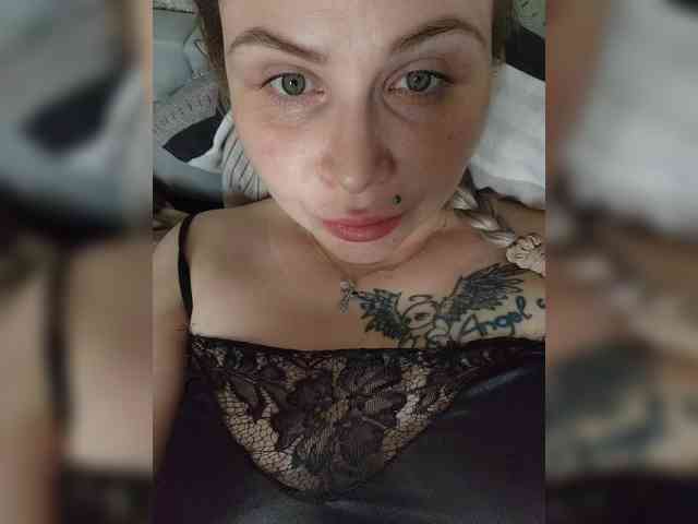 YourFunnyBlondiee webcam