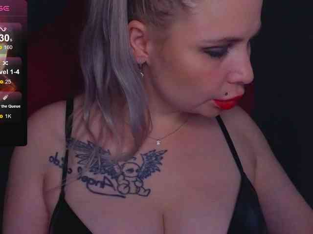 YourFunnyBlondiee webcam
