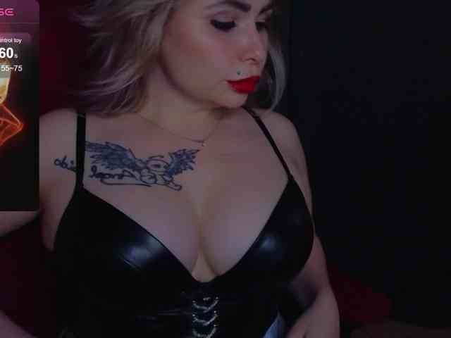 YourFunnyBlondiee webcam