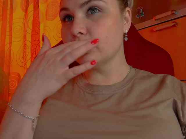 YourFunnyBlondiee webcam
