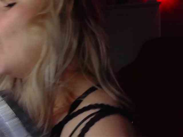 YourFunnyBlondiee webcam