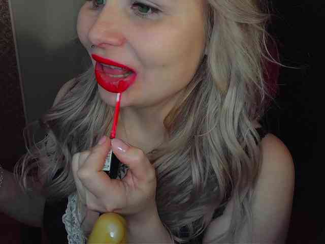 YourFunnyBlondiee webcam