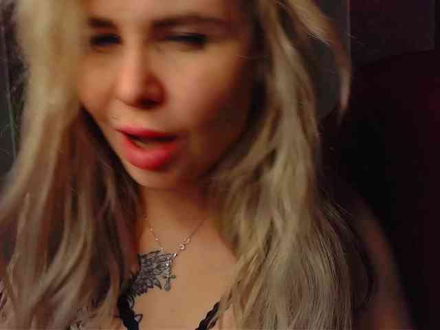 YourFunnyBlondiee webcam