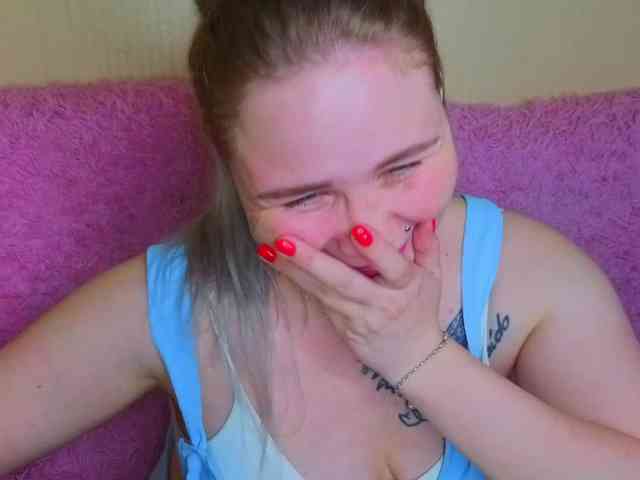 YourFunnyBlondiee webcam