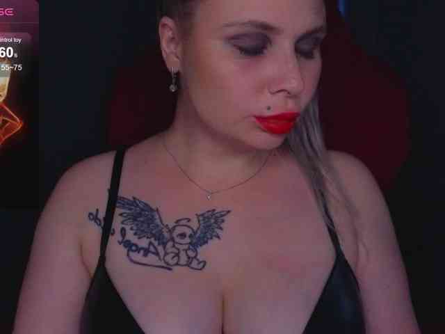 YourFunnyBlondiee webcam