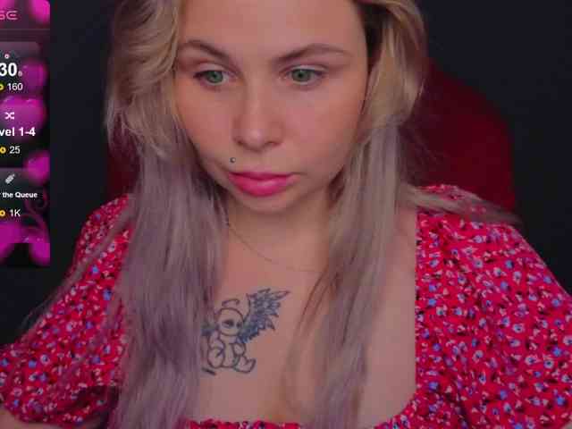 YourFunnyBlondiee webcam