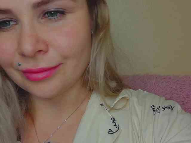 YourFunnyBlondiee webcam