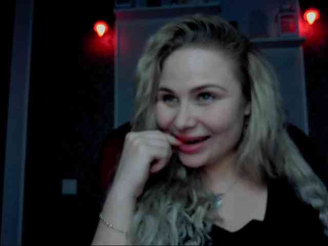 YourFunnyBlondiee webcam