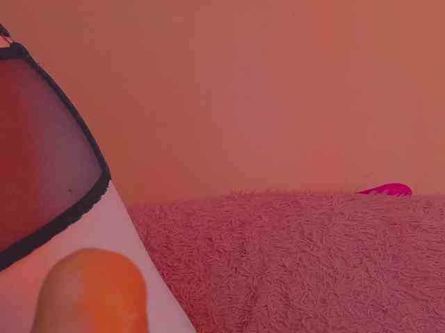 YourFunnyBlondiee webcam