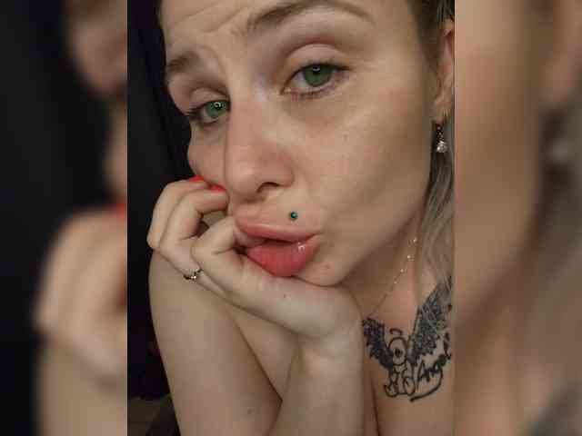 YourFunnyBlondiee webcam