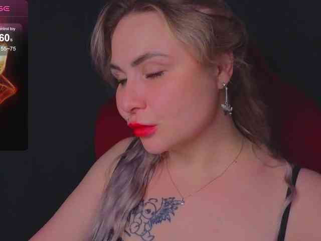 YourFunnyBlondiee webcam