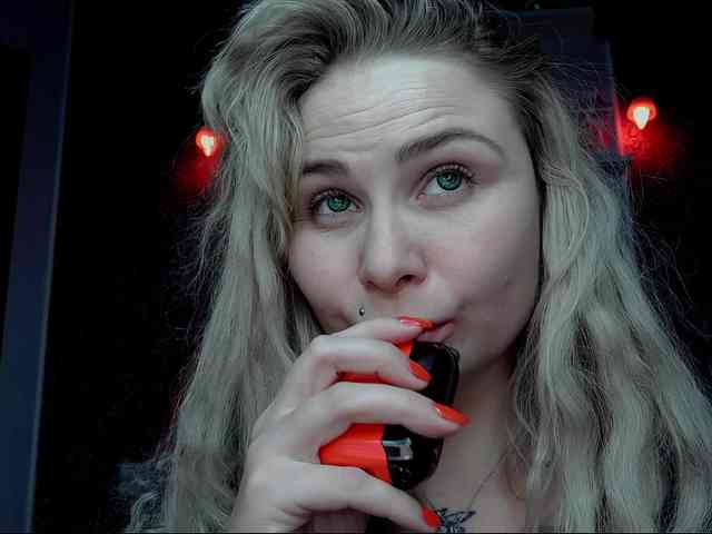 YourFunnyBlondiee webcam