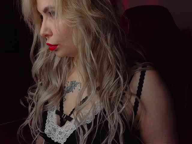 YourFunnyBlondiee webcam