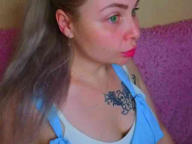 YourFunnyBlondiee webcam