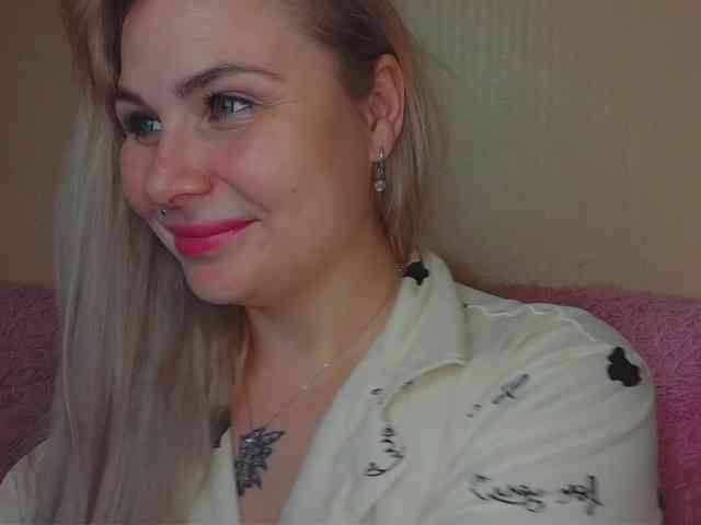 YourFunnyBlondiee webcam