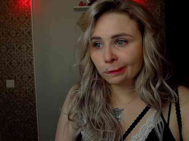 YourFunnyBlondiee webcam