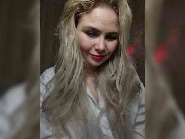 YourFunnyBlondiee webcam