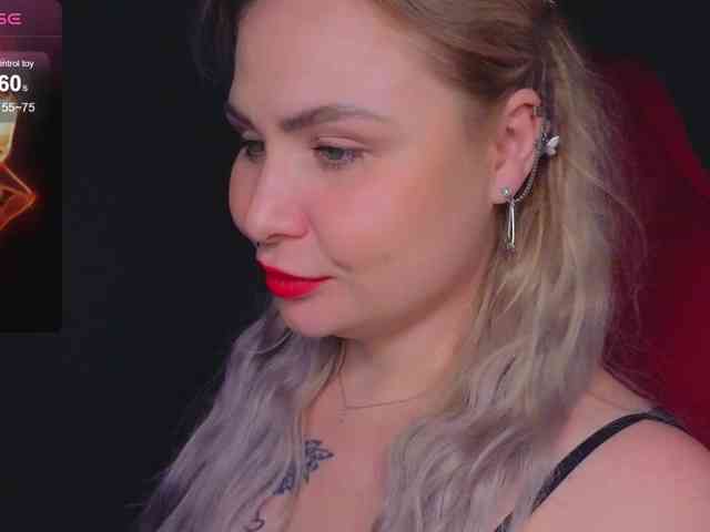 YourFunnyBlondiee webcam