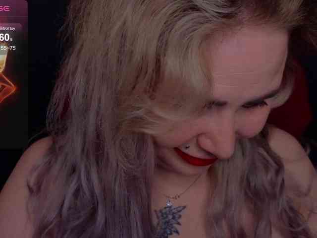 YourFunnyBlondiee webcam
