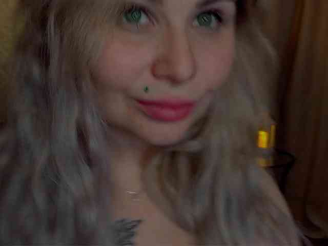 YourFunnyBlondiee webcam
