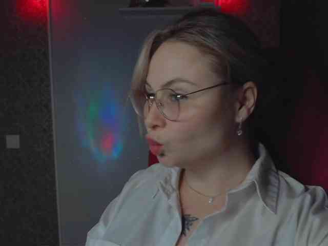 YourFunnyBlondiee webcam