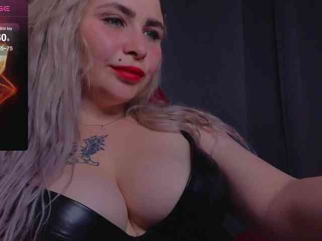 YourFunnyBlondiee webcam