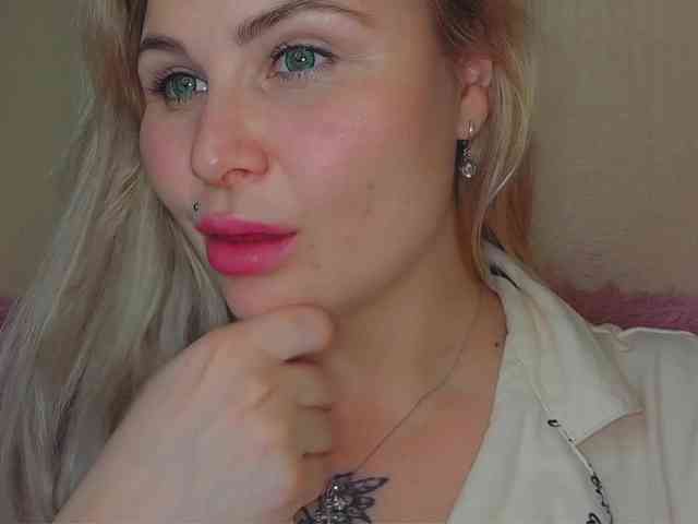 YourFunnyBlondiee webcam